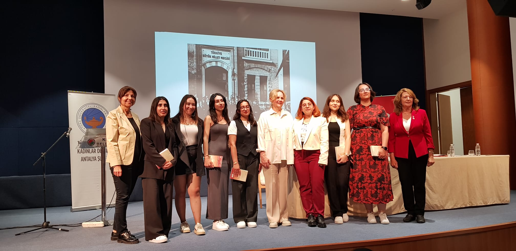 ATATÜRK DEVRİMLERİNE GENÇ BİR BAKIŞ PANELİ GERÇEKLEŞTİRİLDİ